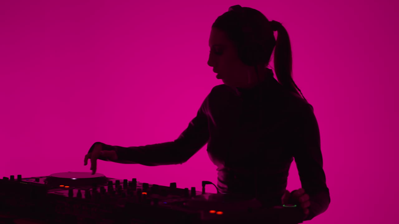 dj femenina actuando en un club