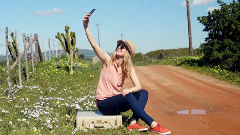 mujer tomando una selfie con un teléfono móvil 4k