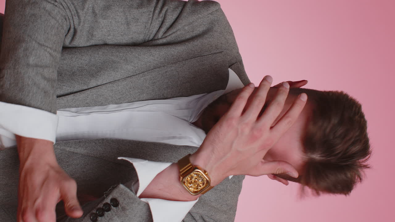 бизнесмен ждет удачи, проигрывает становится удивлен внезапными результатами лотереи плохая удача потеря