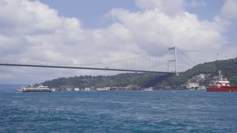 vista del bósforo y los barcos que pasan por el puente del bósforo.