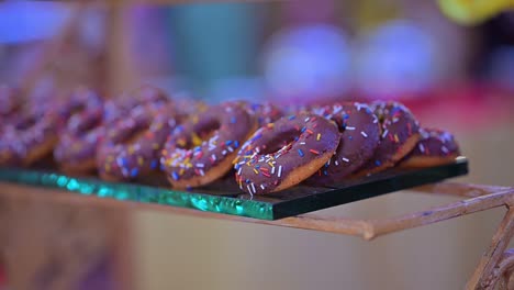 hermosa exhibición de donuts en la mesa.