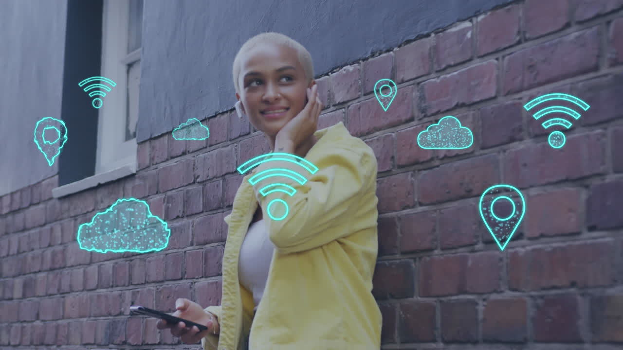 animación de iconos de redes sociales sobre mujeres biraciales que usan teléfonos inteligentes.