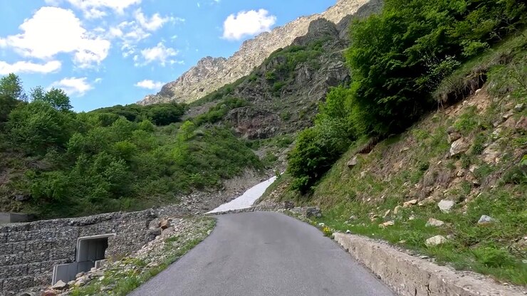Prospettiva in prima persona alla guida lungo una panoramica strada tortuosa nelle Alpi italiane vicino a Entracque