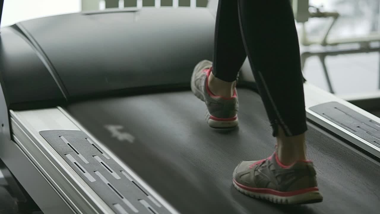 트레드밀 에서 달리는 여자