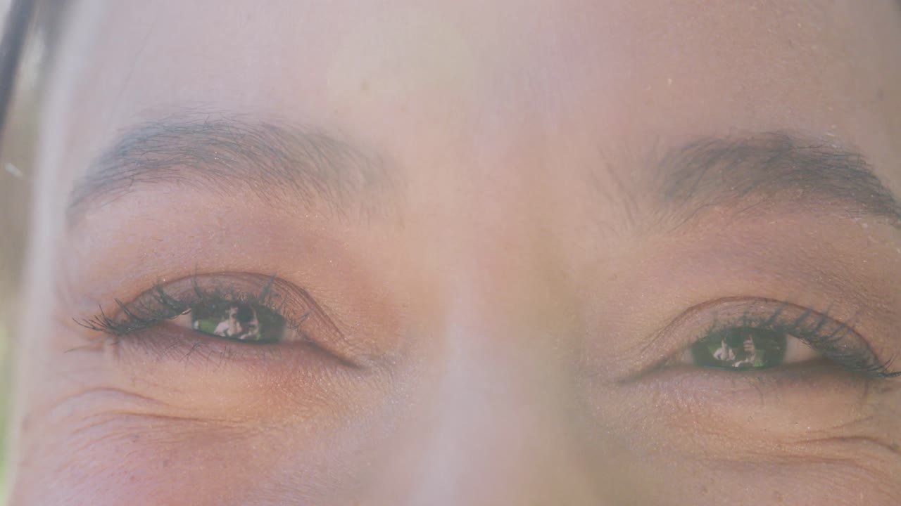 슬로우 모션 으로 카메라 를 바라보고 미소 짓는 행복 한 두 인종 의 여성 의 초상화