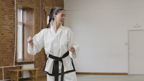 joven atleta en un dojo