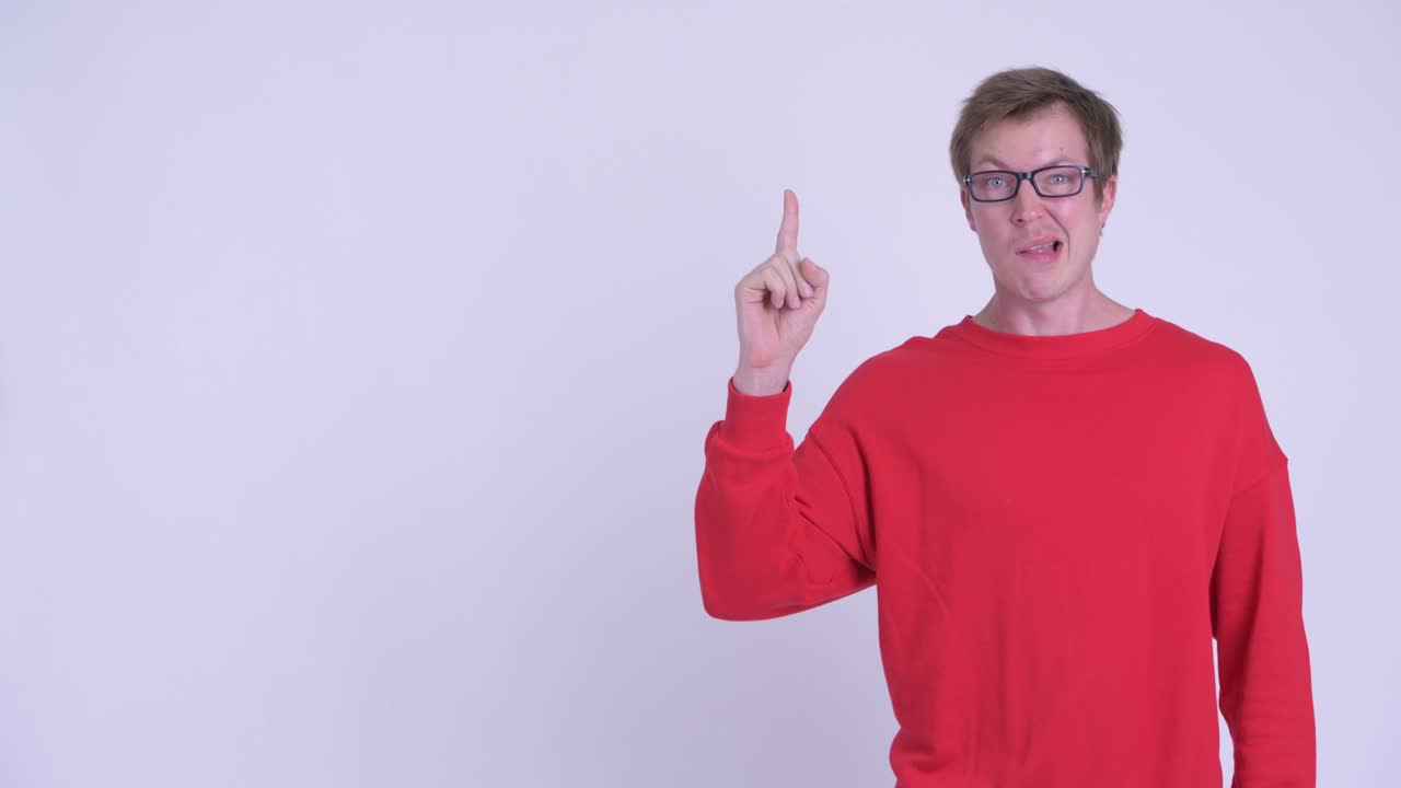 fotografía de estudio de un joven guapo