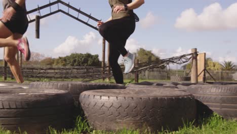jóvenes adultos entrenando en un campamento de gimnasia al aire libre