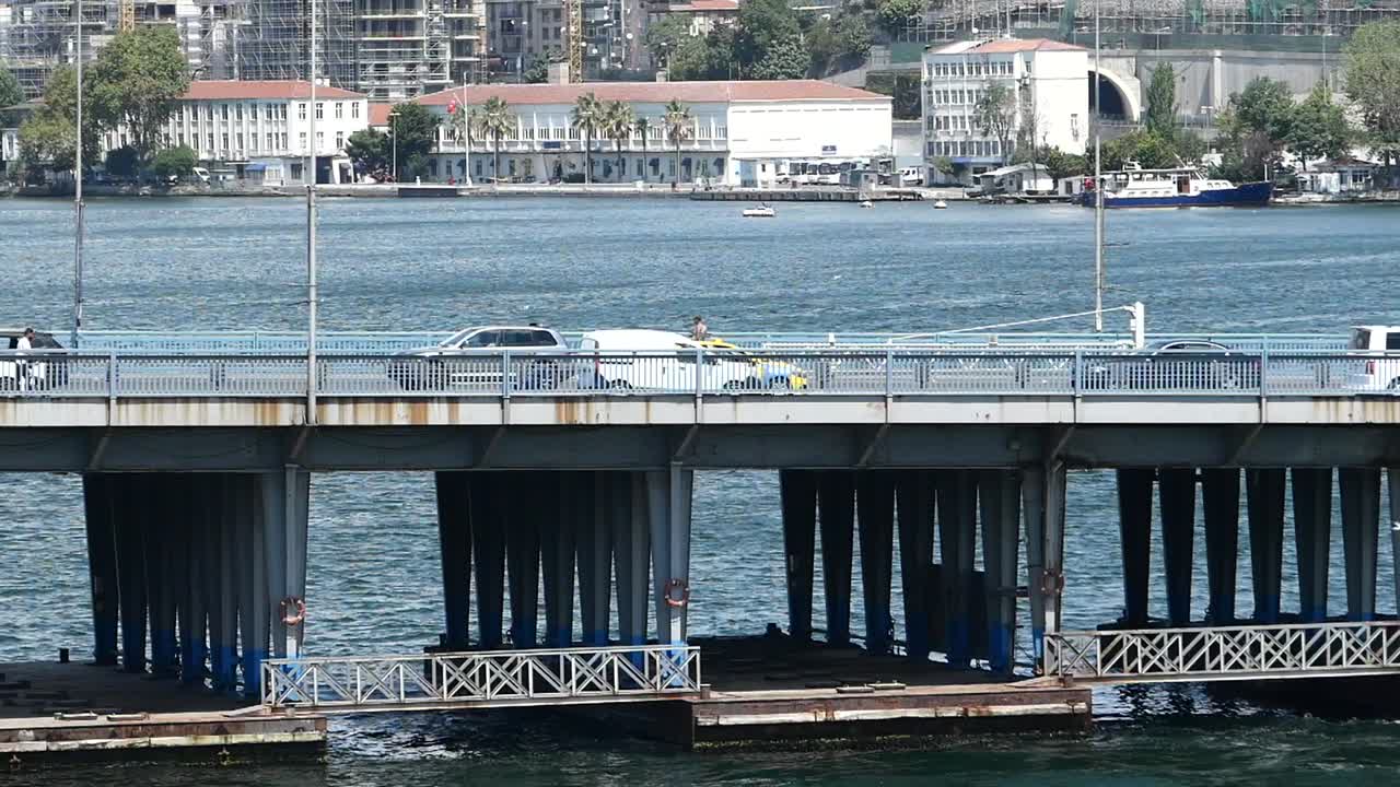 도시의 물 위에 놓인 다리