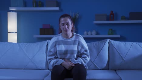 la mujer que habla sola y se ríe.