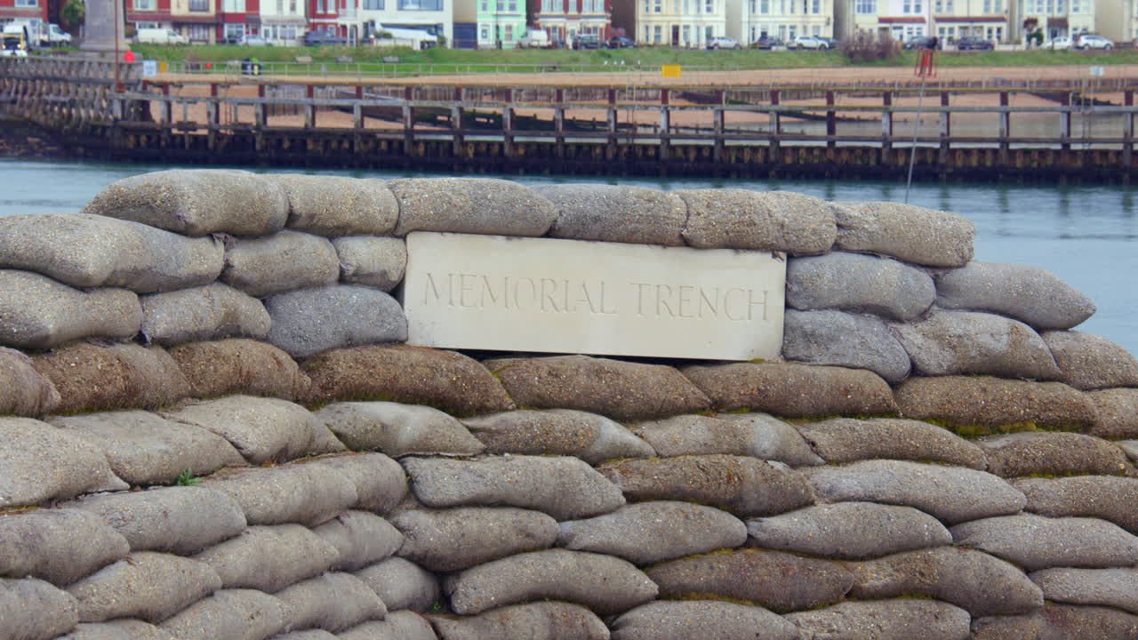 Bilde av et krigsminnesmerke satt opp som en skyttergrav fra første verdenskrig. Ved Shoreham Fort.