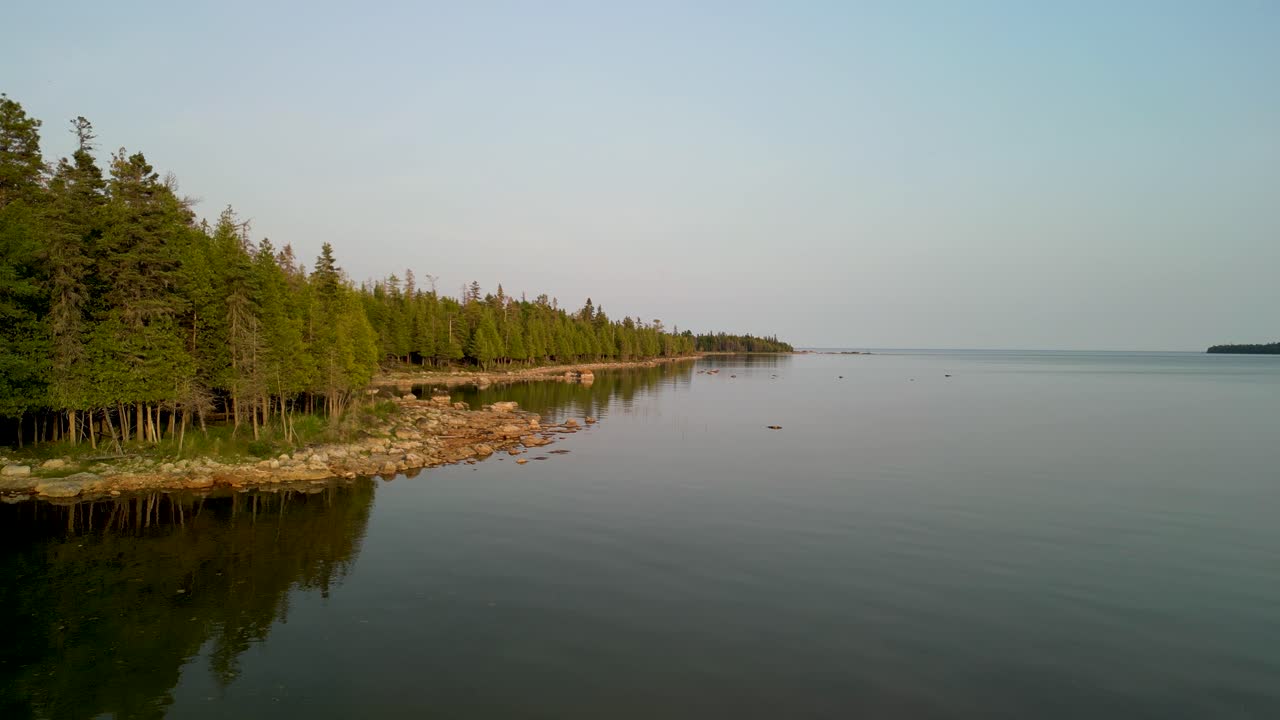 Widok z lotu ptaka na linię brzegową rezerwatu przyrody Bush Bay o zmierzchu, Wyspy Les Cheneaux, Michigan.