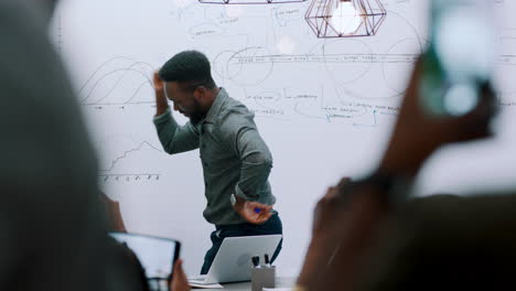 hombre negro, profesor y baile para la educación de diversión