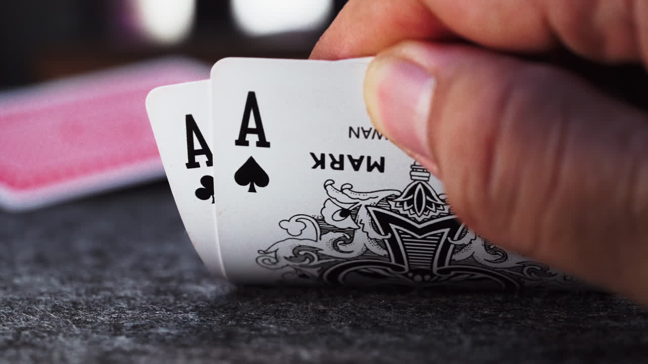 primer plano revelando dos ases negros en la mano