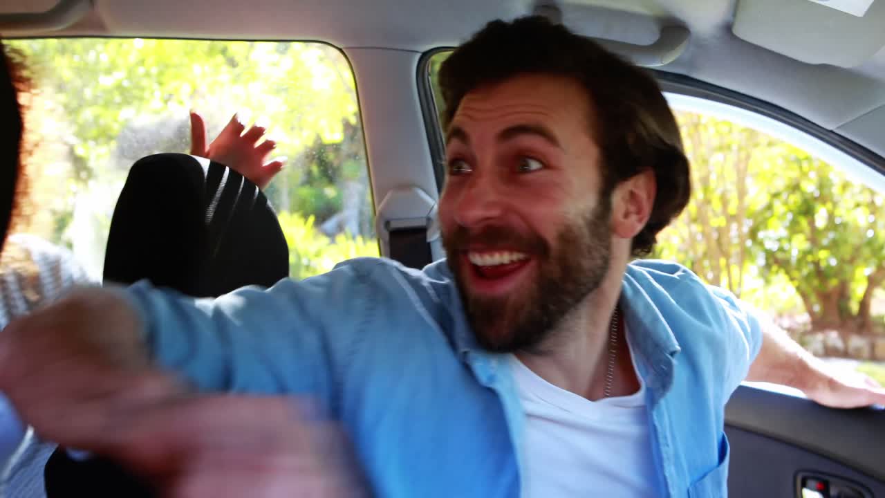 amigos emocionados entrando en el coche