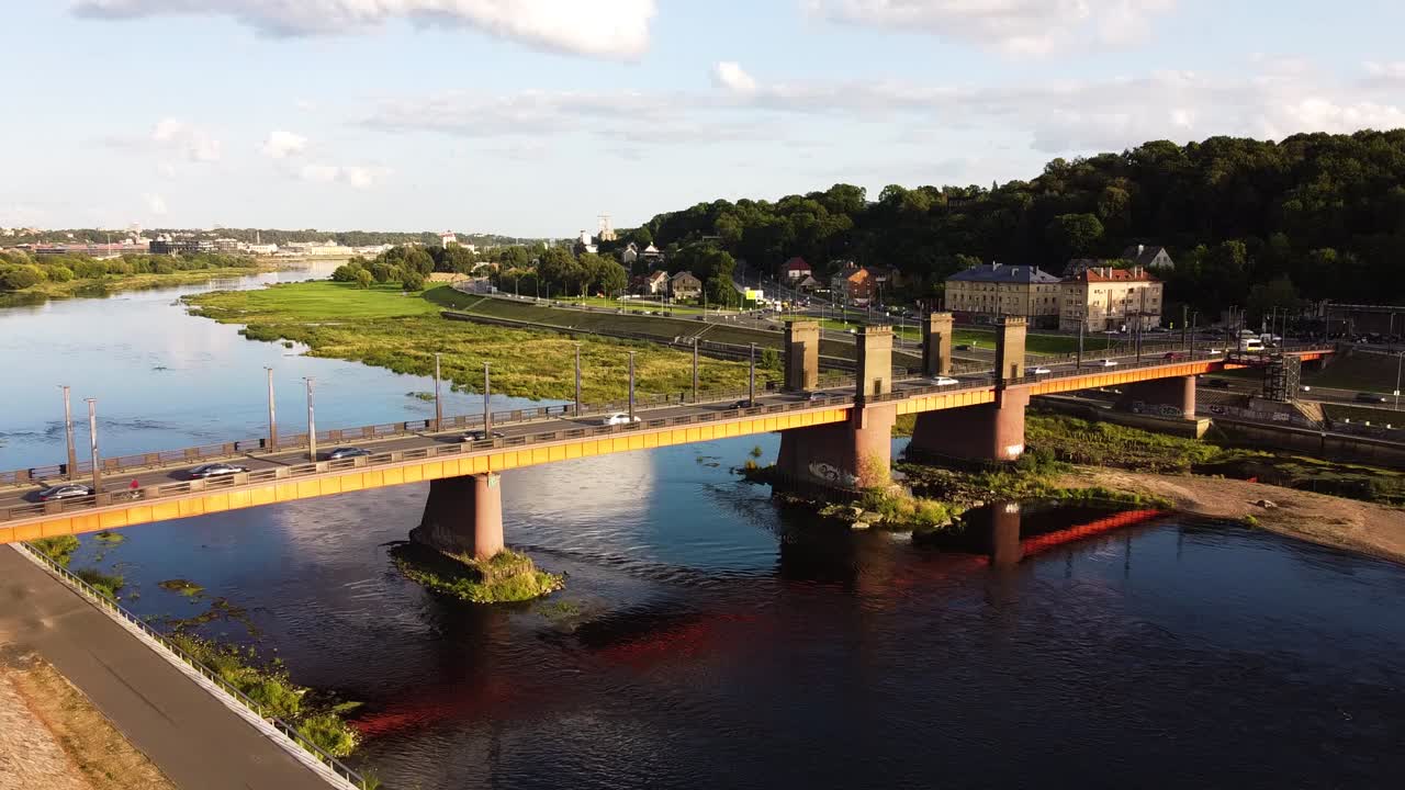 toma aérea de drones estáticos del gran duque de lituania vytautas el gran puente sobre el río nemunas, kaunas, lituania