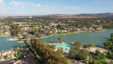 Landschaftliche-Schönheit-Von-Irvine,-Kalifornien,-Mit-Einem-Blick-Aus-Der-Drohnenperspektive-Auf-Den-Woodbridge-North-Lake-Beach-Club