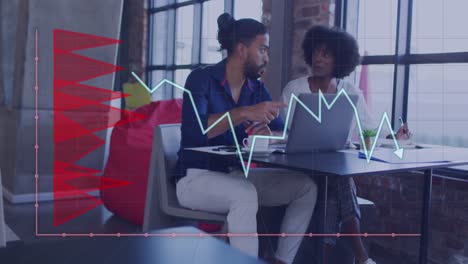 animation der datenverarbeitung über verschiedene geschäftsleute mit laptop