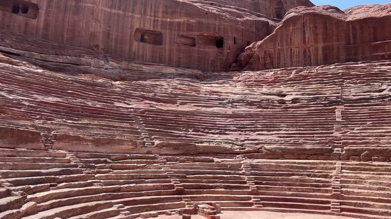 el valle de petra en wadi musa, jordania con el tesoro en medio de un paisaje rocoso y montañoso, un sitio del patrimonio de la unesco, el antiguo reino nabateo 4k establecer disparo