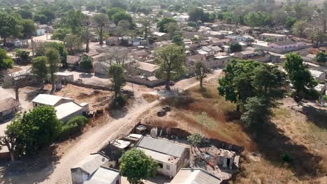 Drohnenaufnahme-Eines-Kleinen-Dorfes-Im-Senegal,-Westafrika