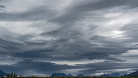 Un-Fascinante-Paisaje-De-Nubes:-Nubes-Oscuras-Giran-En-El-Cielo-Tormentoso-Formando-Peculiares-Formas-Lenticulares