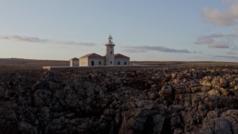 toma aérea ascendente del remoto faro de punta nati