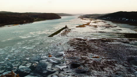 Vista-Aérea-Del-Río-Congelado-En-Escandinavia-Durante-El-Invierno