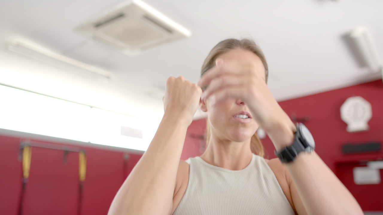 젊은 백인 여성은 체육관에서 깊은 숨을 들이마시며 건강합니다.