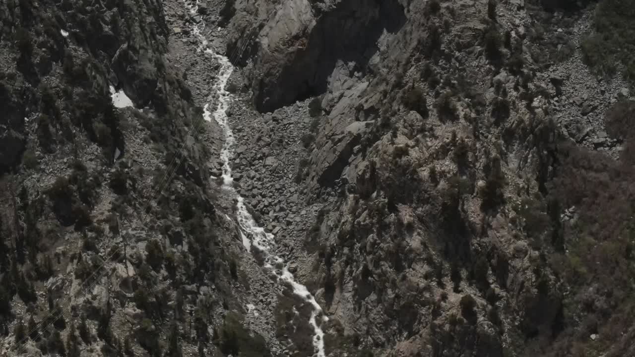 imágenes cinematográficas aéreas tomadas por un avión no tripulado del parque nacional de yosemite presentan una pintoresca imagen de agua derritiéndose de la nieve deslizándose por la montaña