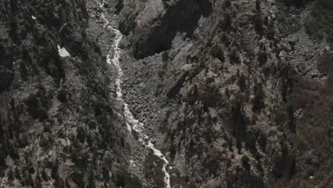 Von-Einer-Drohne-Aufgenommene-Luftaufnahmen-Des-Yosemite-Nationalparks-Zeigen-Ein-Malerisches-Bild-Von-Wasserschmelzen-Aus-Dem-Schnee,-Der-Den-Berg-Hinuntergleitet