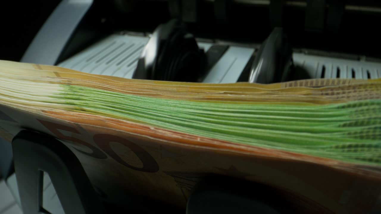 처리 중인 유로 지폐 어리