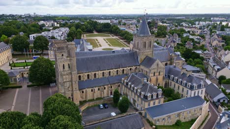 프랑스 카의 미 드 오르나노 공원 (michel d'ornano park) 에 있는 세인트 트리니티 여성 수도원 (ladies abbey of sainte-trinité) 에서 후퇴하는 공중 운동