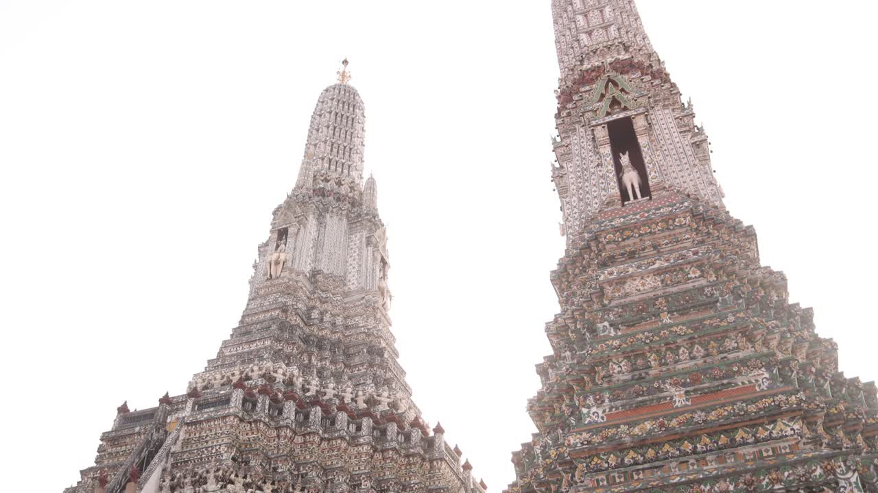 태국 방의 rattanakosin 옛 마을에 있는 불교 사원 복합 건물의 고층 파고다 첨탑을 바라보고 있습니다.
