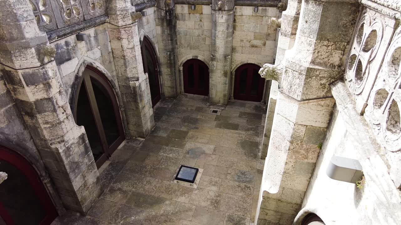 mirando hacia abajo en el patio medieval en la torre de belem, lisboa, portugal