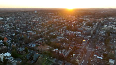 Rückwärts-Zeigen-Weitläufige-Stadtviertel-Während-Des-Wintersonnenuntergangs