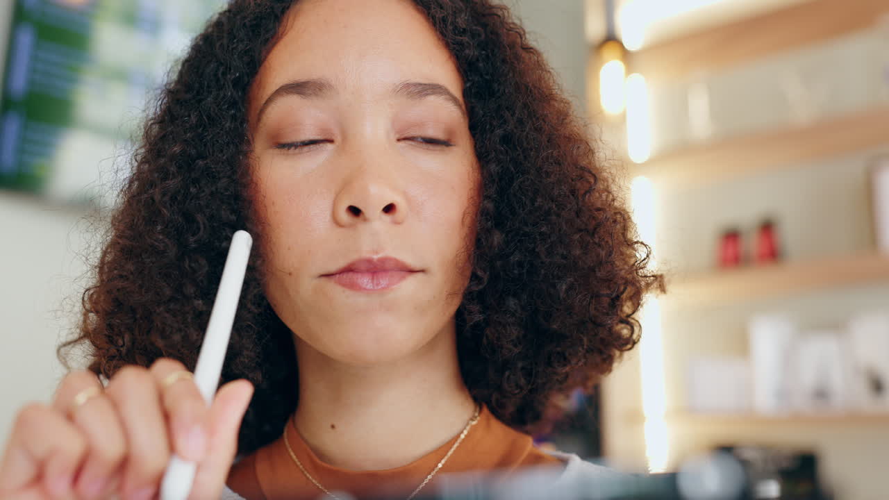 mujer usando tableta y lápiz para arte digital