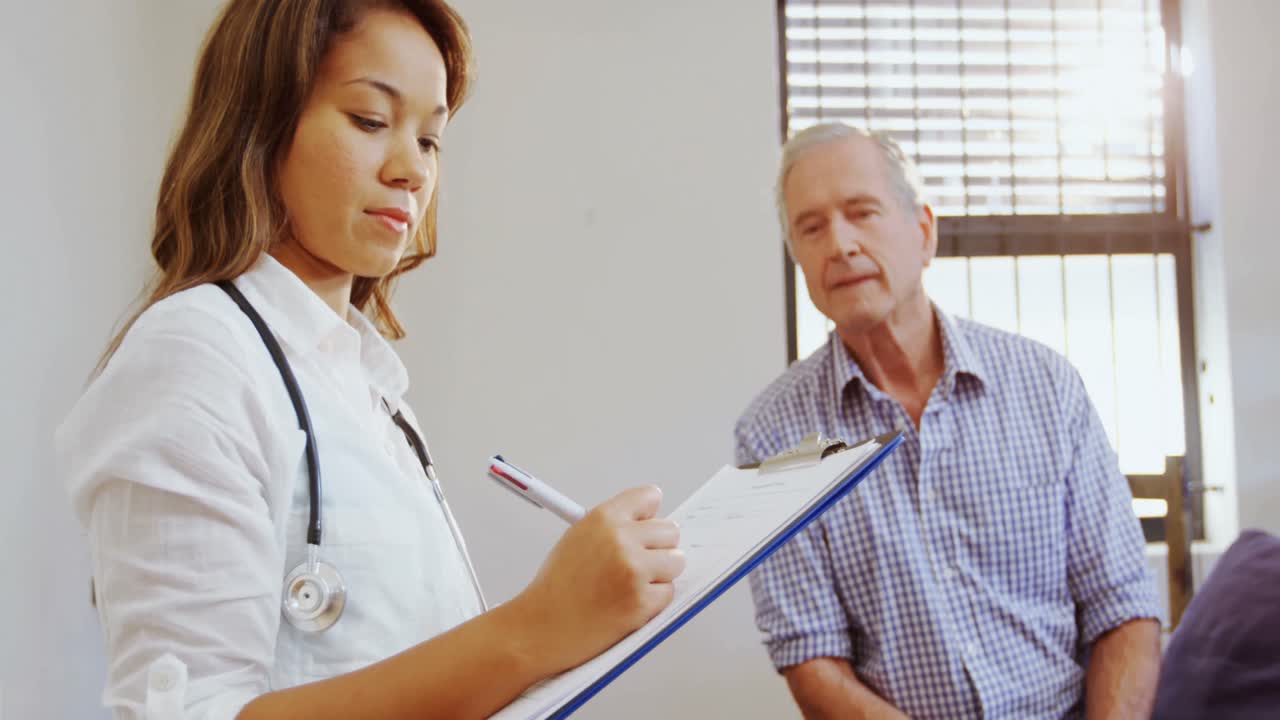 retrato de un fisioterapeuta escribiendo en el portapapeles 4k