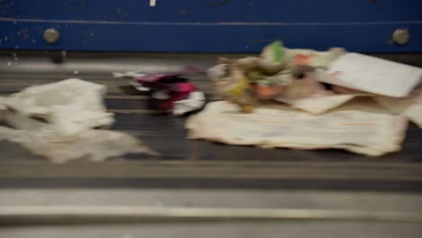 primer plano de residuos en un transportador en un centro de clasificación