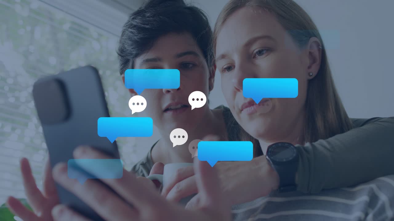 Una donna tocca il telefono, un'altra indica, generando bolle di chat che crescono e poi si riducono per i social media.