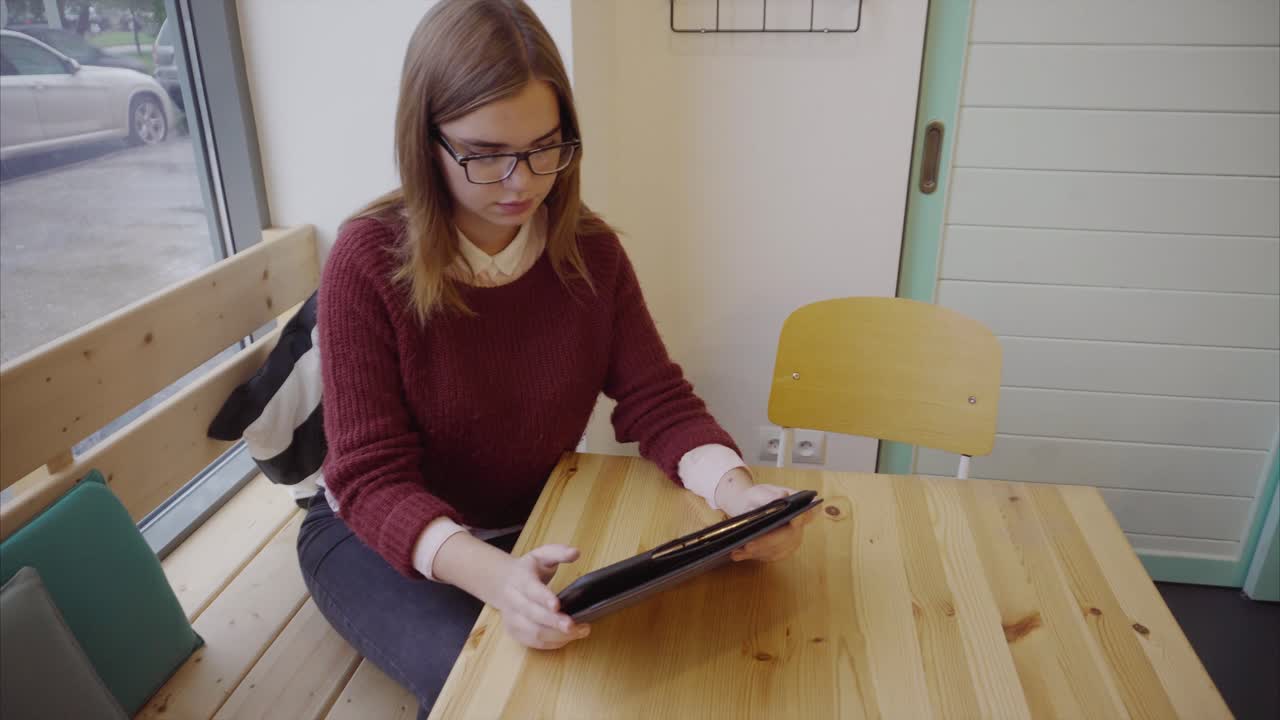 joven usando una tableta en un café