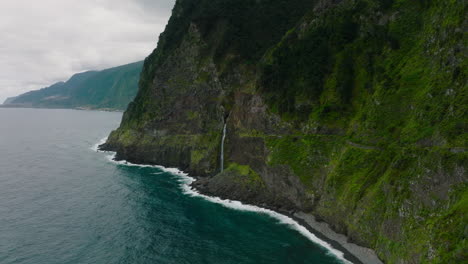 Cascada-De-Velo-De-Novia-Que-Cae-En-Cascada-En-El-Océano-Atlántico