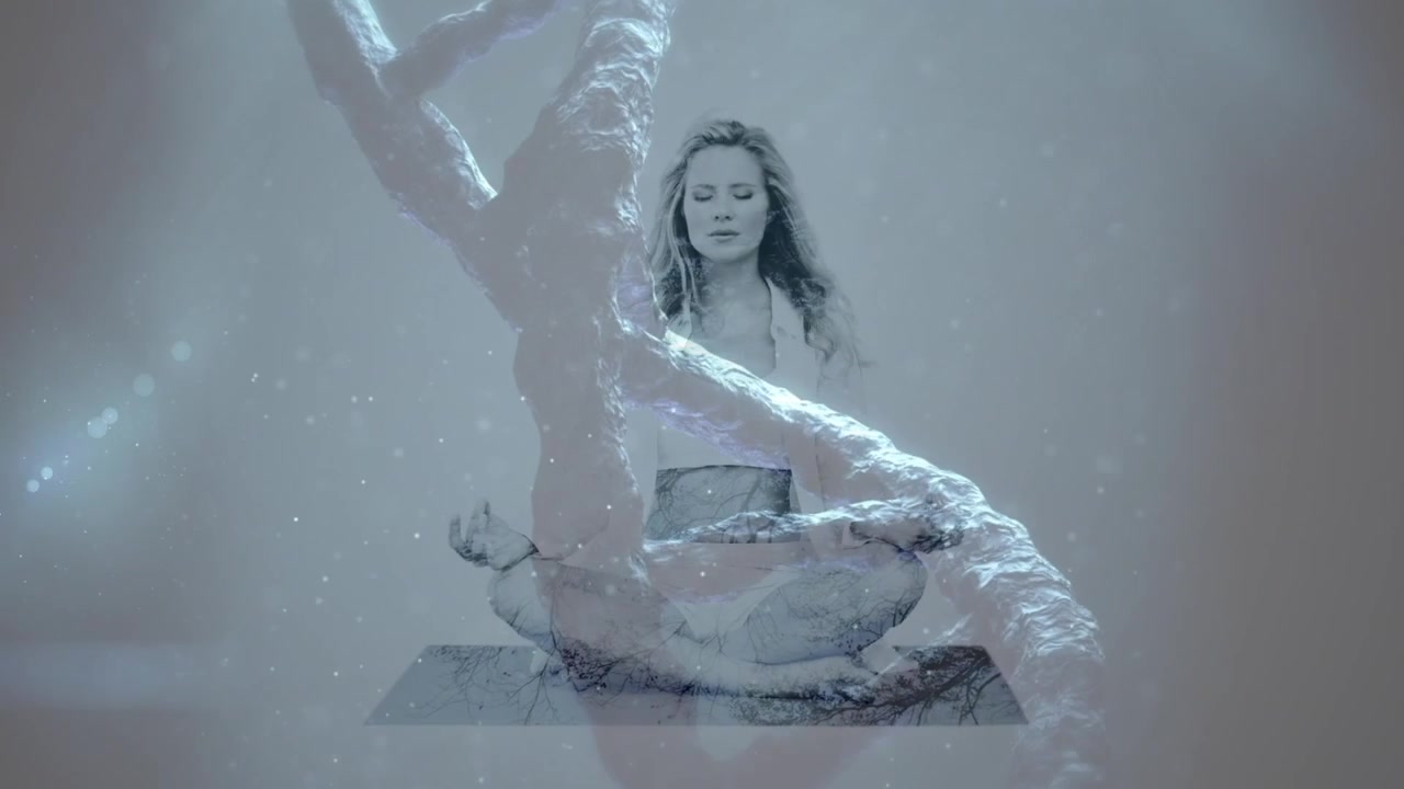 Animazione di DNA e cromosomi su una donna caucasica che pratica yoga.
