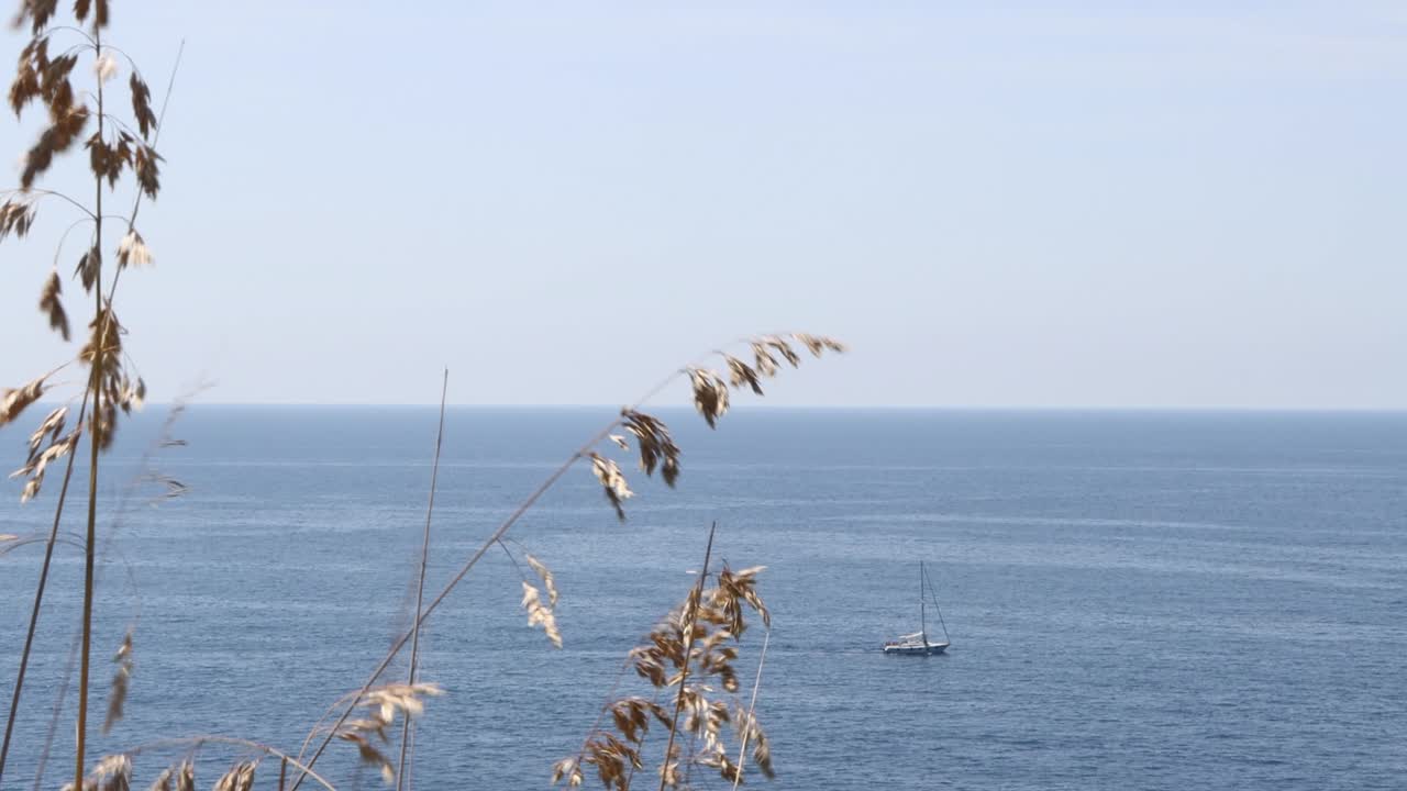 The Italian beaches have magical views that with a trekking you can live the summer of love. It is a paradisiacal place with turquoise blue sea and natural clearing. Beautiful sea