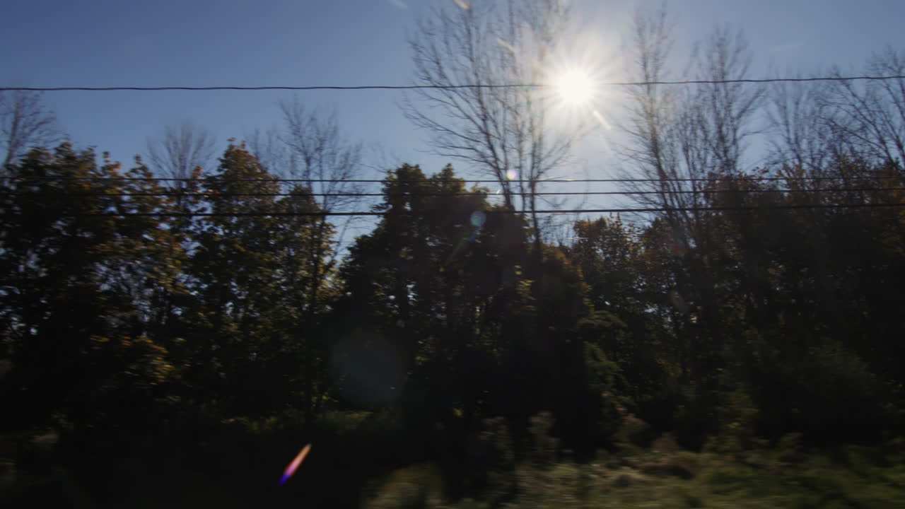 conducir hacia adelante en una carretera a través de una ciudad estadounidense típica. vista de la ventana trasera