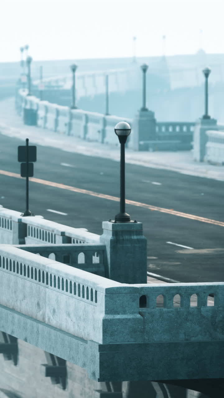 안개가 가득한 아침에  빈 다리