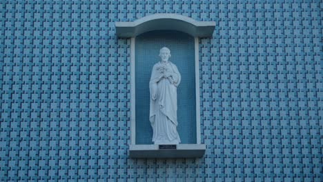 Saint-Joseph-Sculpture-On-Church-Facade-In-East-Vancouver,-Canada