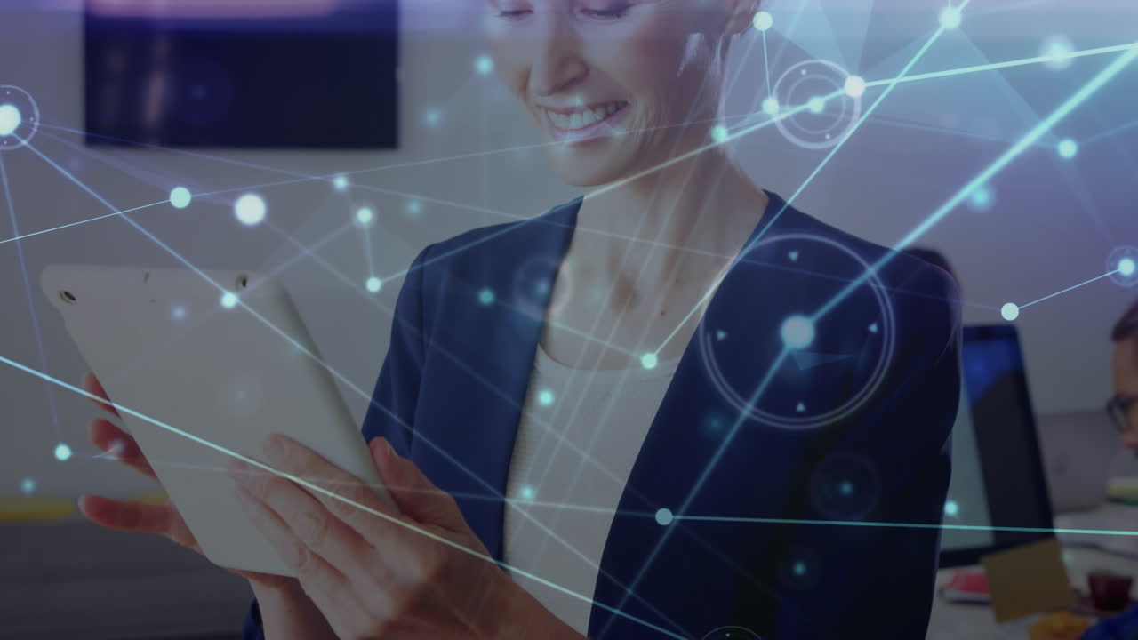 animación de la red de conexiones entre diversas personas de negocios en la oficina