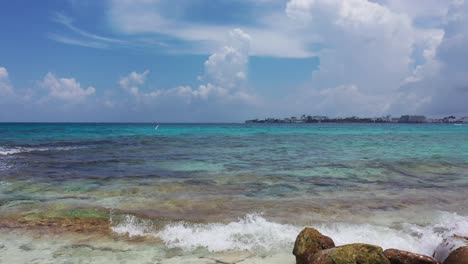 Aguas-Cristalinas-Del-Caribe-Con-Una-Isla-En-El-Horizonte