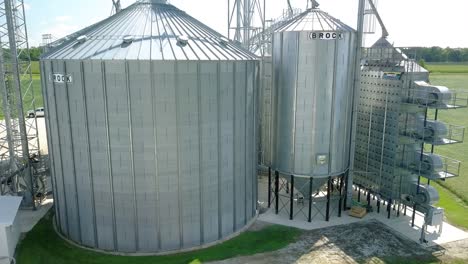 Almacenamiento-De-Silo-De-Grano-De-Acero-Industrial-En-Tierras-Agrícolas-De-Arcadia,-Indiana,-Vista-Orbital-Aérea