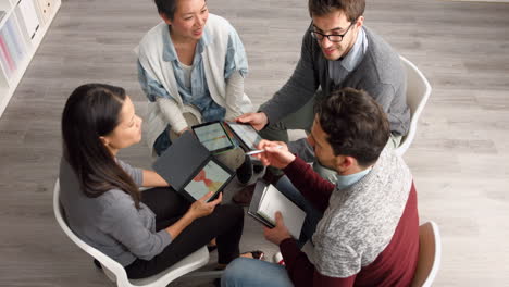 Gente-De-Negocios,-Reunión-Y-Tableta-Del-Equipo